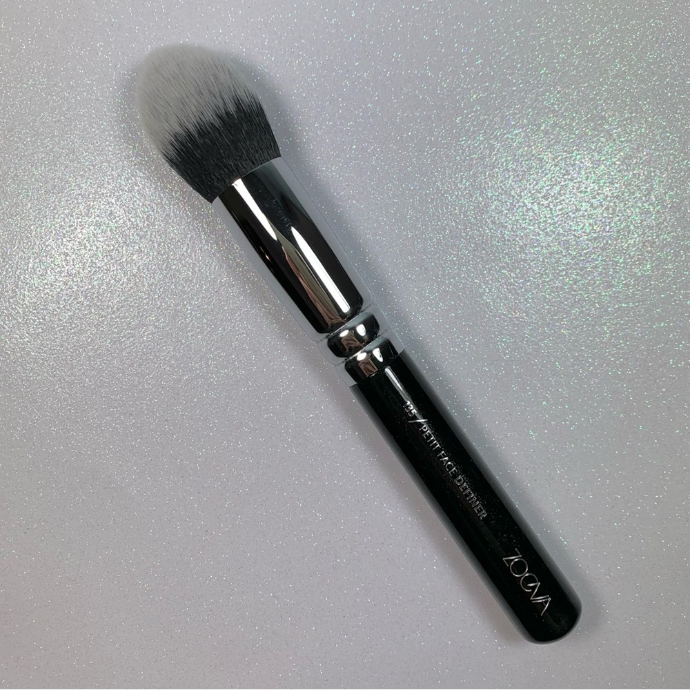 Zoeva 135 Petit Face Definer Brush